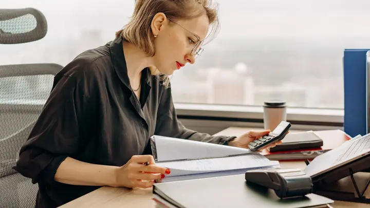 Empreendedora analisando documentos da empresa no escritório